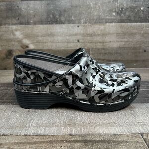 Dansko Women’s Size 40 LT Pro Twisty Patent Clogs Silver Abstract Comfort Shoes